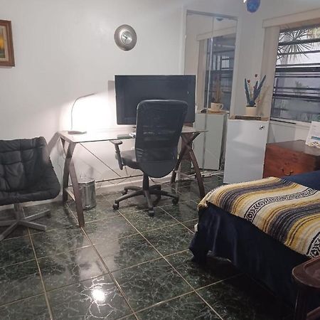 Snug Minimalist Full Bed With 50 Inch Smart Tv, Netflix, Airplay, Mini-Fridge, And 500 Mbps Wifi Near Fiu, Dolphin Mall, Airport Miami Bagian luar foto