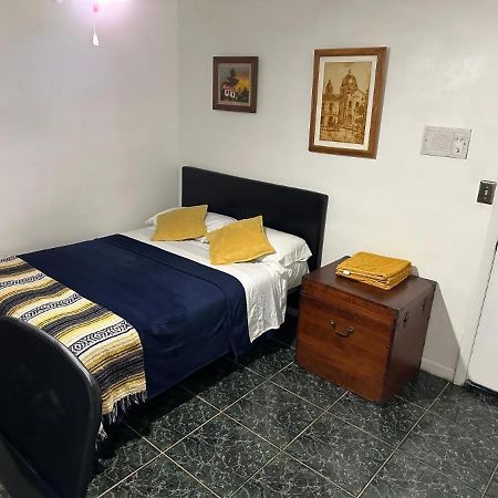 Snug Minimalist Full Bed With 50 Inch Smart Tv, Netflix, Airplay, Mini-Fridge, And 500 Mbps Wifi Near Fiu, Dolphin Mall, Airport Miami Bagian luar foto