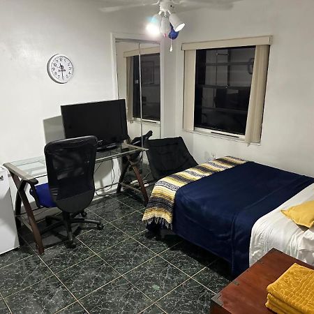 Snug Minimalist Full Bed With 50 Inch Smart Tv, Netflix, Airplay, Mini-Fridge, And 500 Mbps Wifi Near Fiu, Dolphin Mall, Airport Miami Bagian luar foto