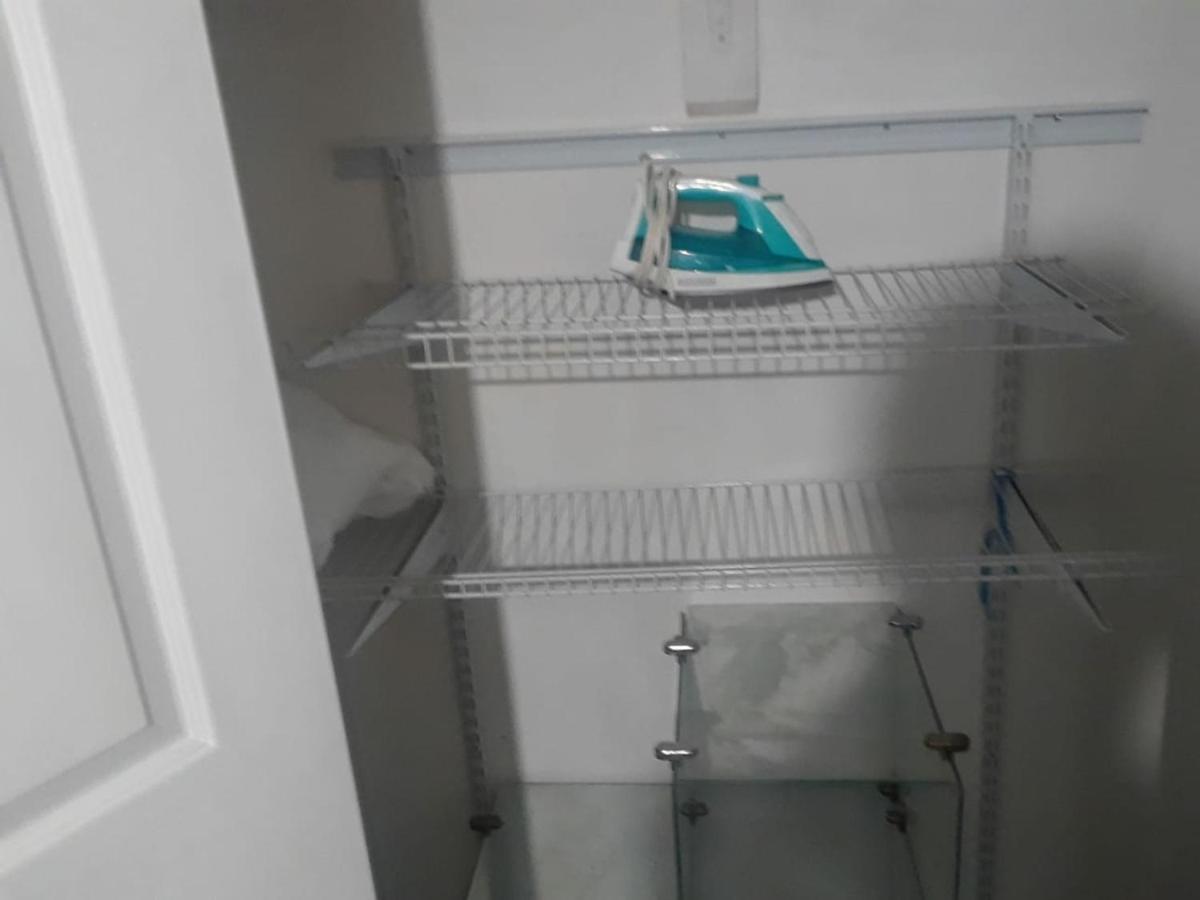 Snug Minimalist Full Bed With 50 Inch Smart Tv, Netflix, Airplay, Mini-Fridge, And 500 Mbps Wifi Near Fiu, Dolphin Mall, Airport Miami Bagian luar foto