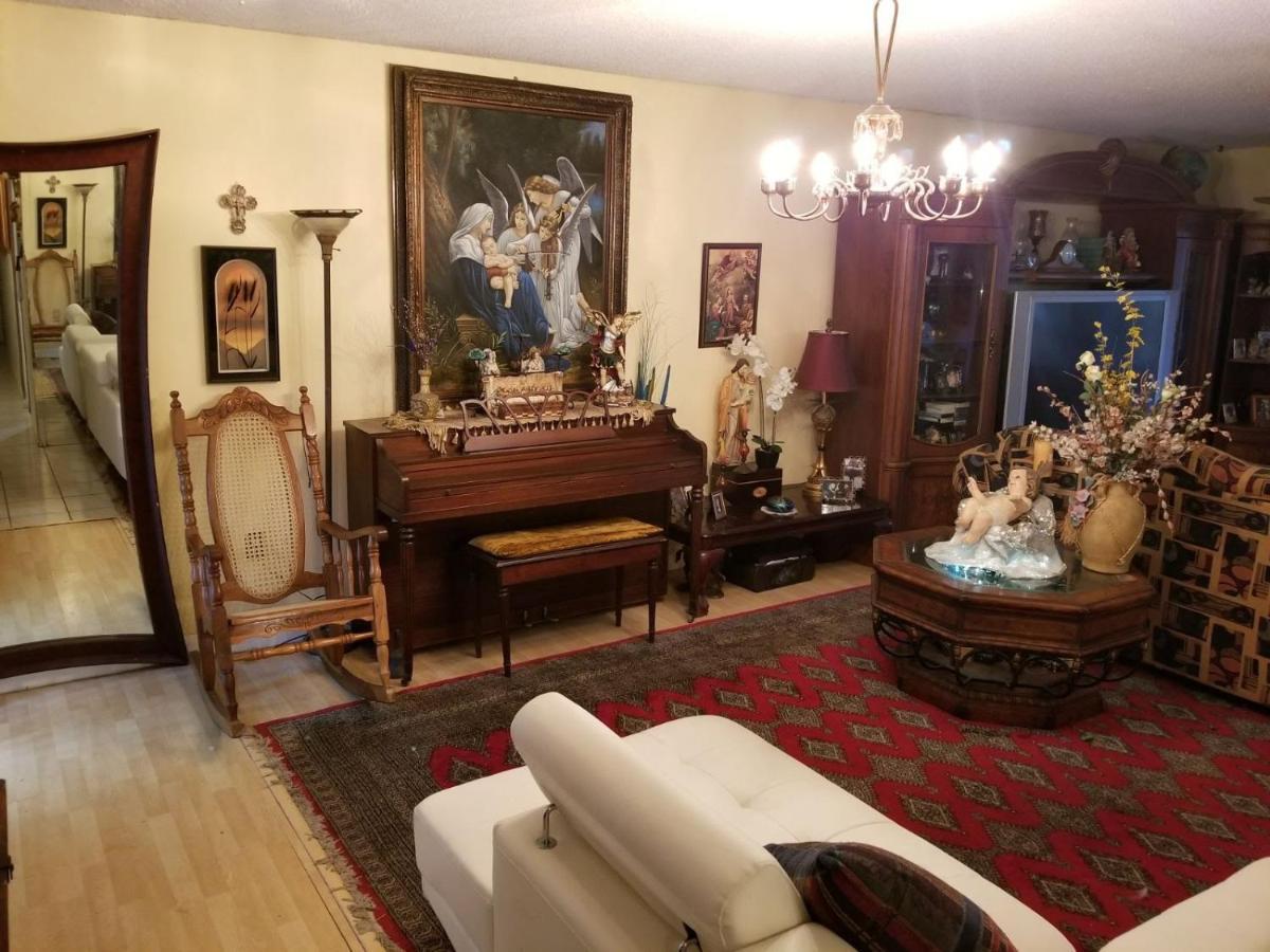 Snug Minimalist Full Bed With 50 Inch Smart Tv, Netflix, Airplay, Mini-Fridge, And 500 Mbps Wifi Near Fiu, Dolphin Mall, Airport Miami Bagian luar foto