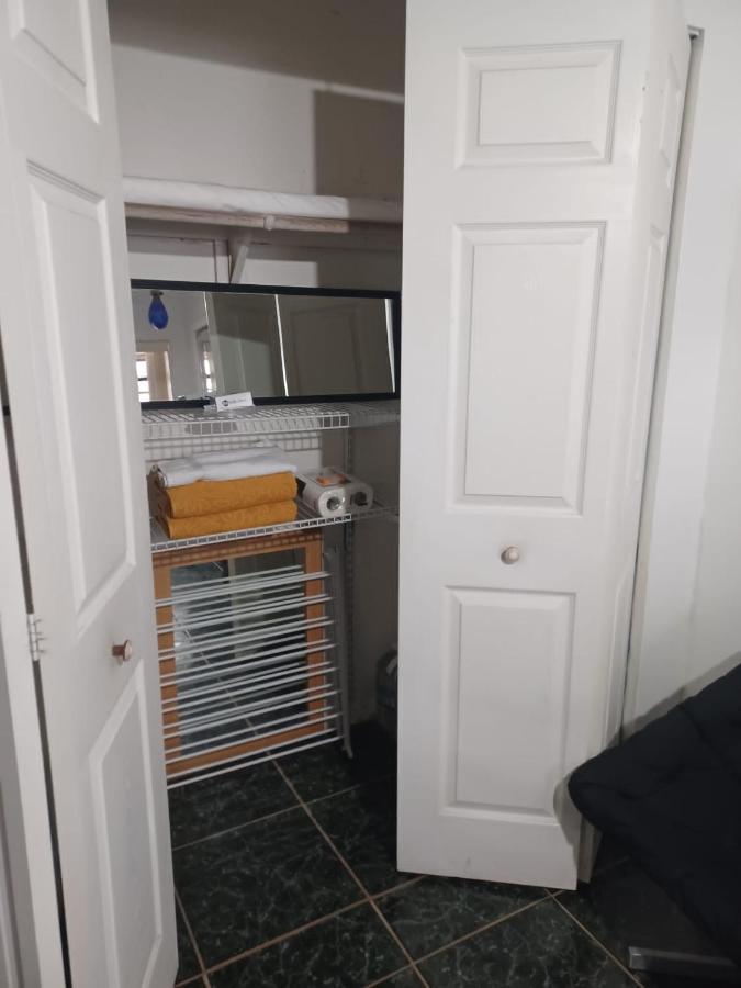 Snug Minimalist Full Bed With 50 Inch Smart Tv, Netflix, Airplay, Mini-Fridge, And 500 Mbps Wifi Near Fiu, Dolphin Mall, Airport Miami Bagian luar foto