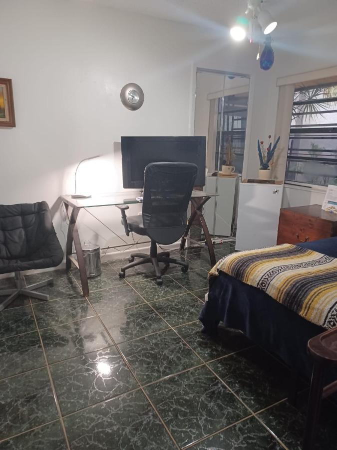 Snug Minimalist Full Bed With 50 Inch Smart Tv, Netflix, Airplay, Mini-Fridge, And 500 Mbps Wifi Near Fiu, Dolphin Mall, Airport Miami Bagian luar foto