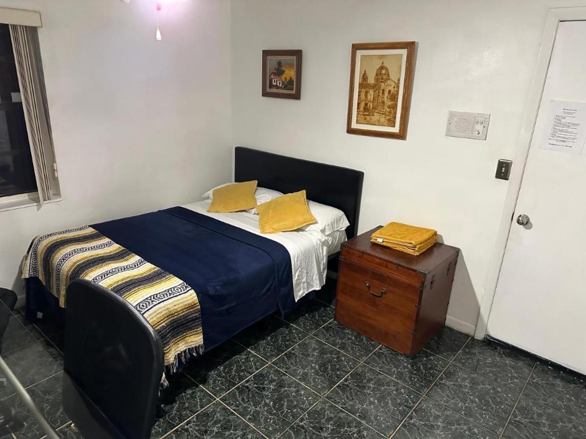 Snug Minimalist Full Bed With 50 Inch Smart Tv, Netflix, Airplay, Mini-Fridge, And 500 Mbps Wifi Near Fiu, Dolphin Mall, Airport Miami Bagian luar foto