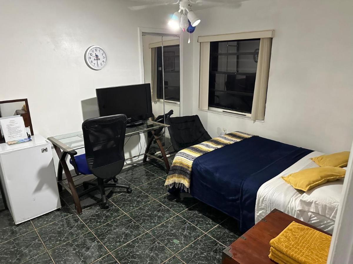Snug Minimalist Full Bed With 50 Inch Smart Tv, Netflix, Airplay, Mini-Fridge, And 500 Mbps Wifi Near Fiu, Dolphin Mall, Airport Miami Bagian luar foto